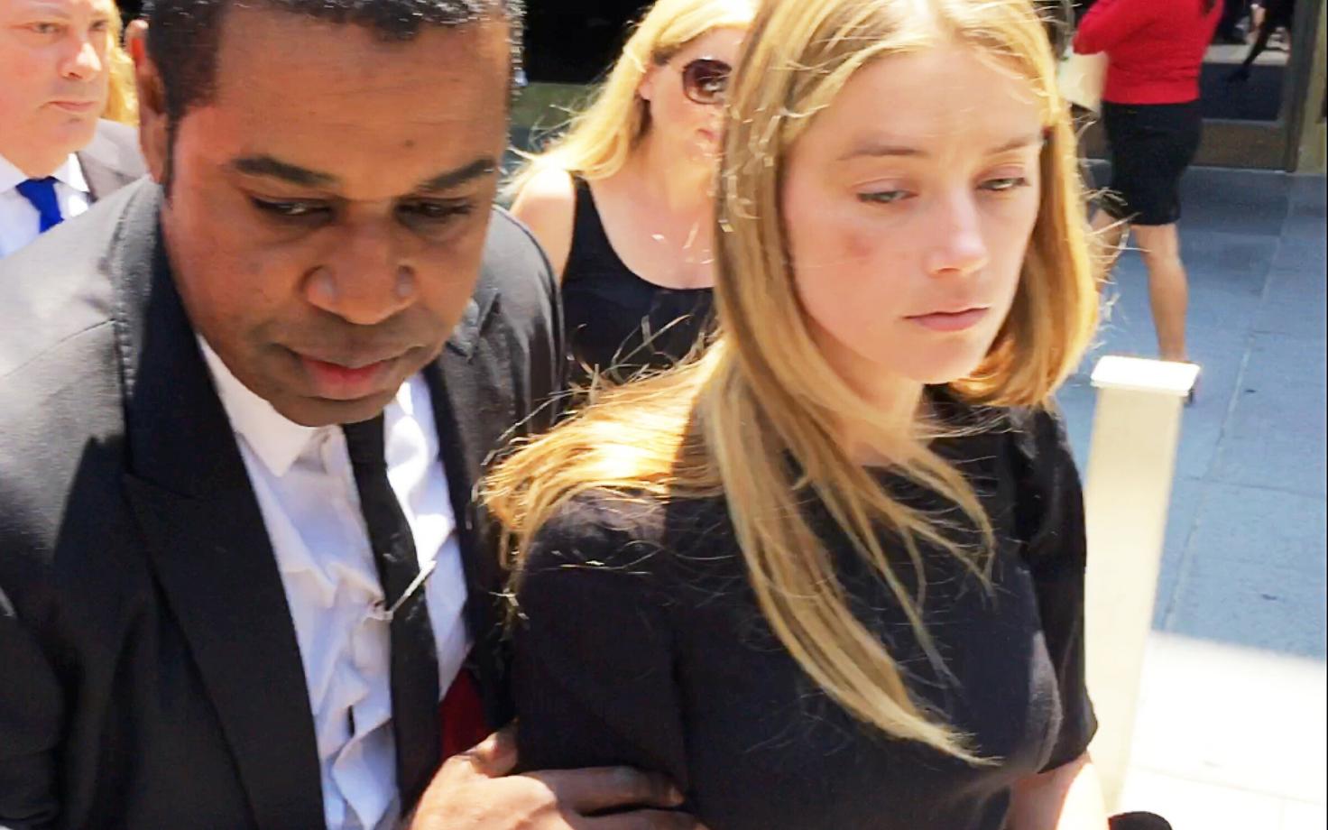 Amber Heard kohtust väljumas