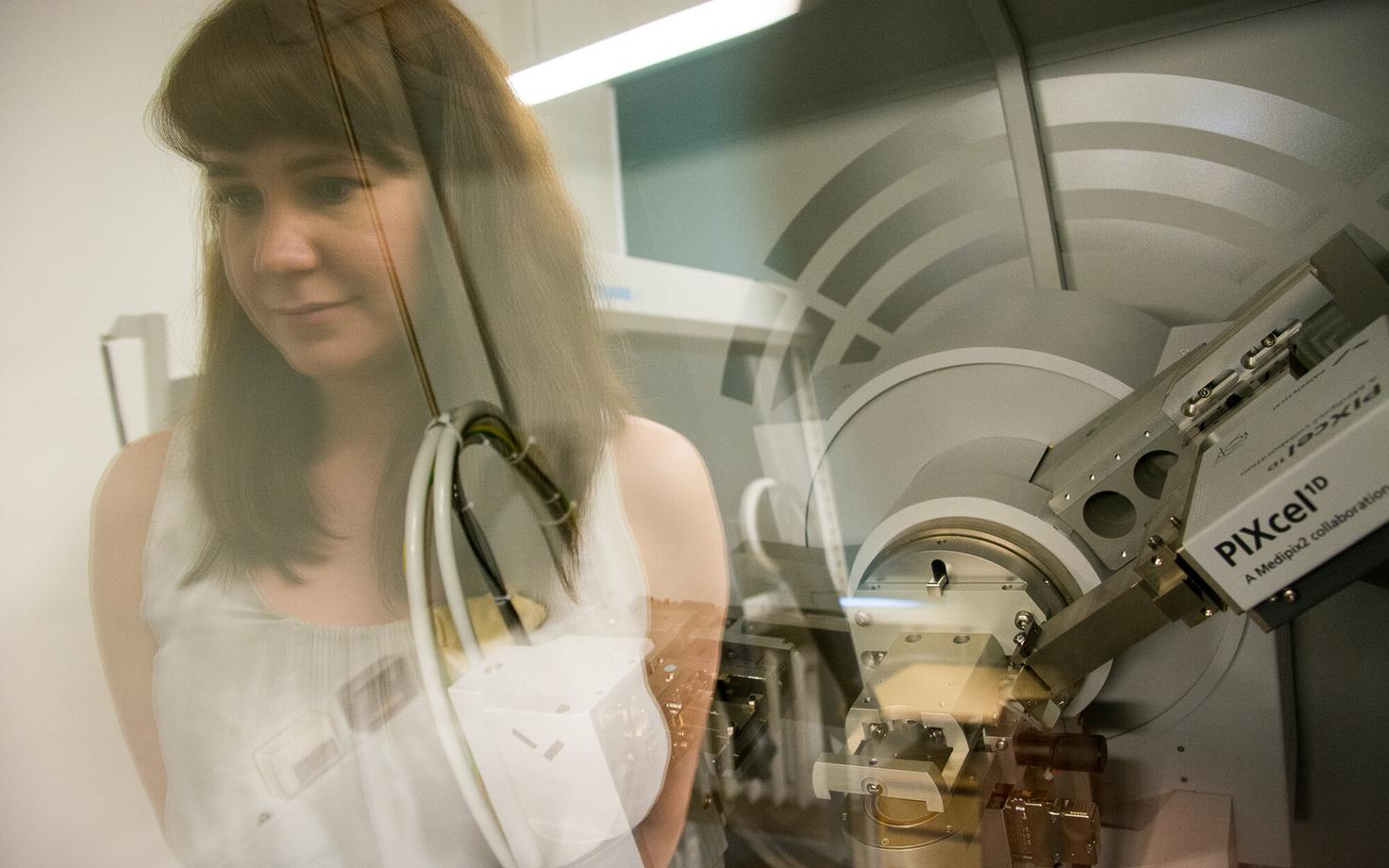 Dr Liis Seinberg, KBFI teadur röntgen diffraktomeetriga, mille abil saab analüüsida materjalide kristallstruktuure ning nende koostist.