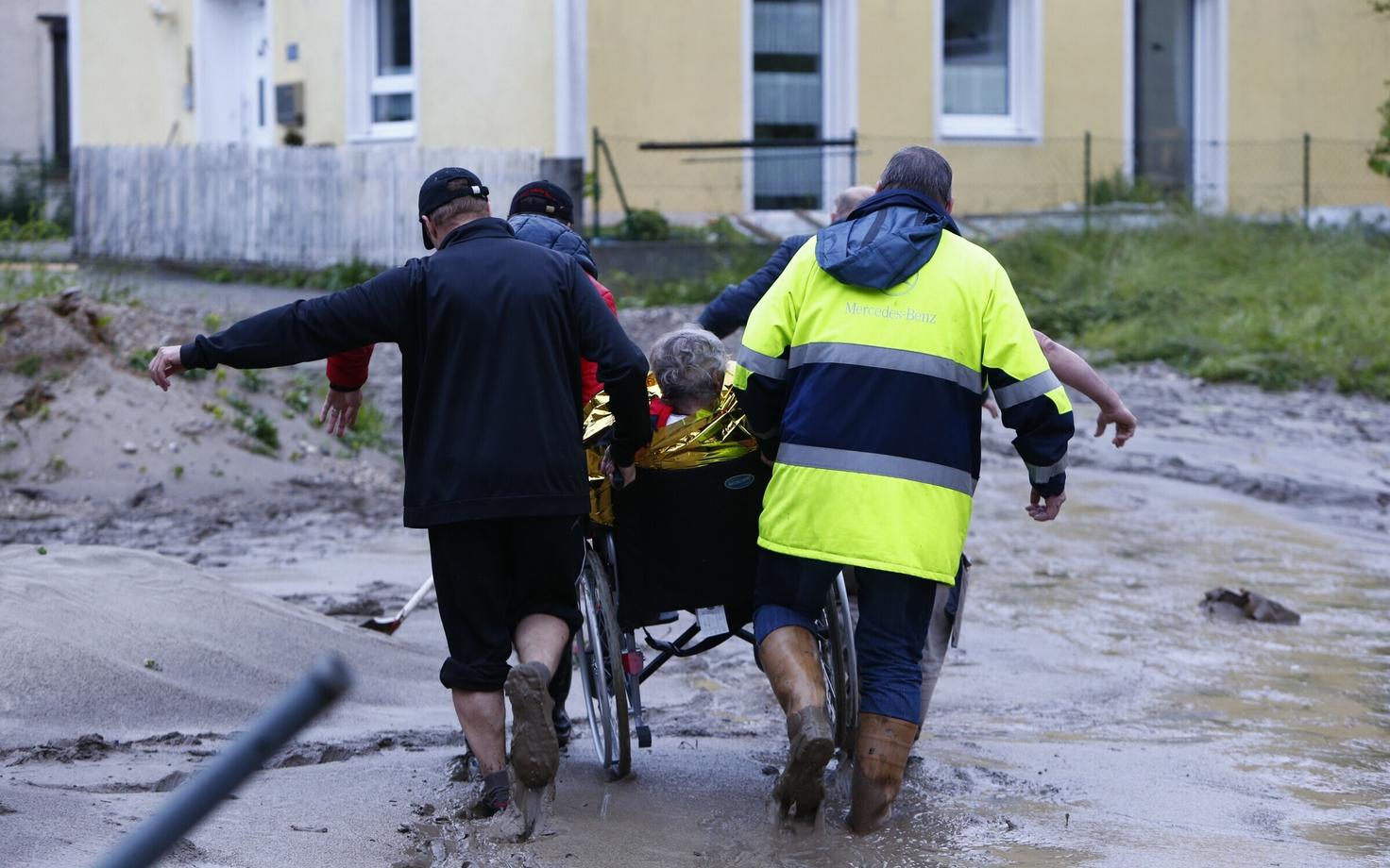 Saksamaa päästjad kandmas ratastoolis meest Baierimaal asuvas külas