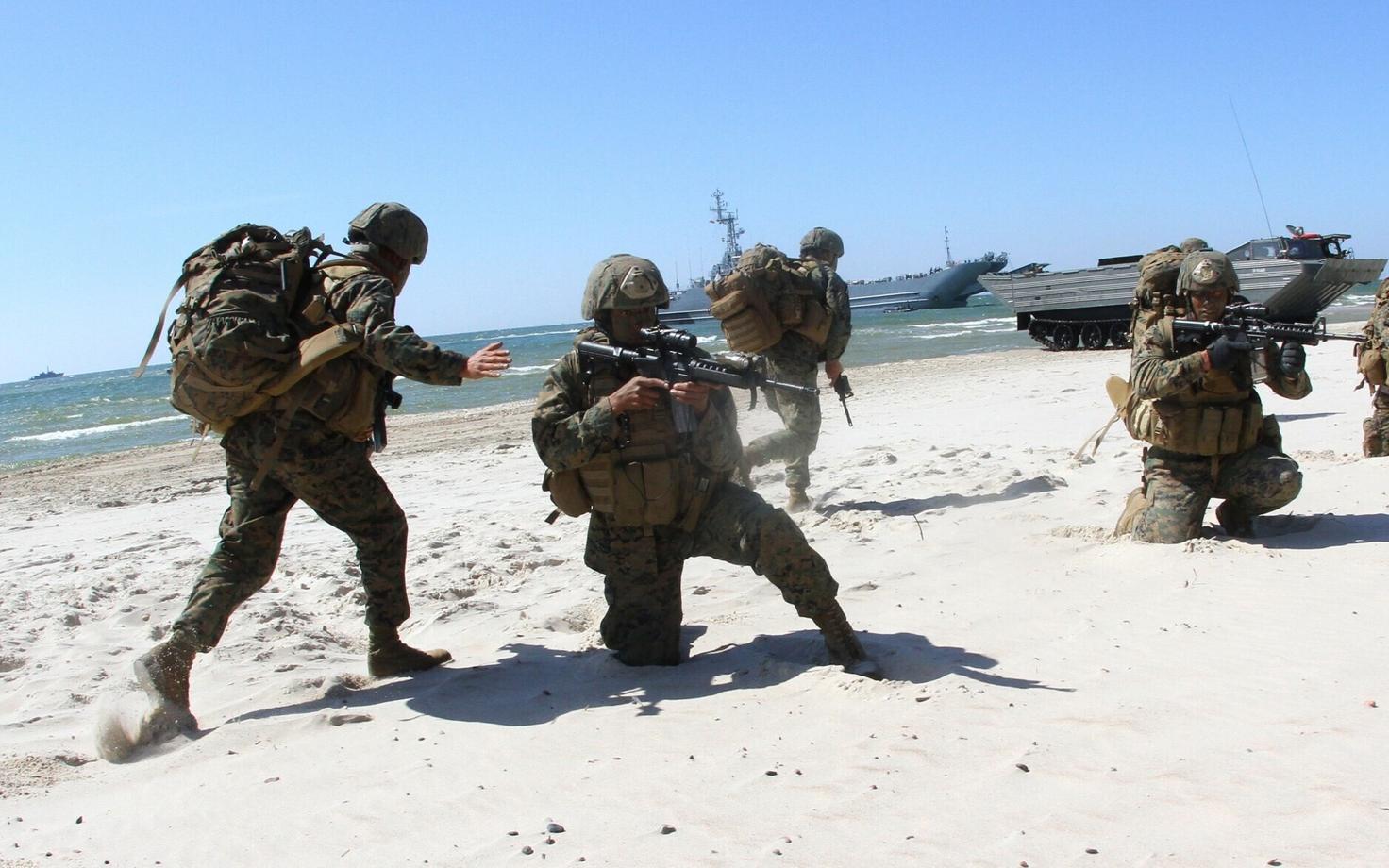 Военнослужащие НАТО на учениях морского десанта.