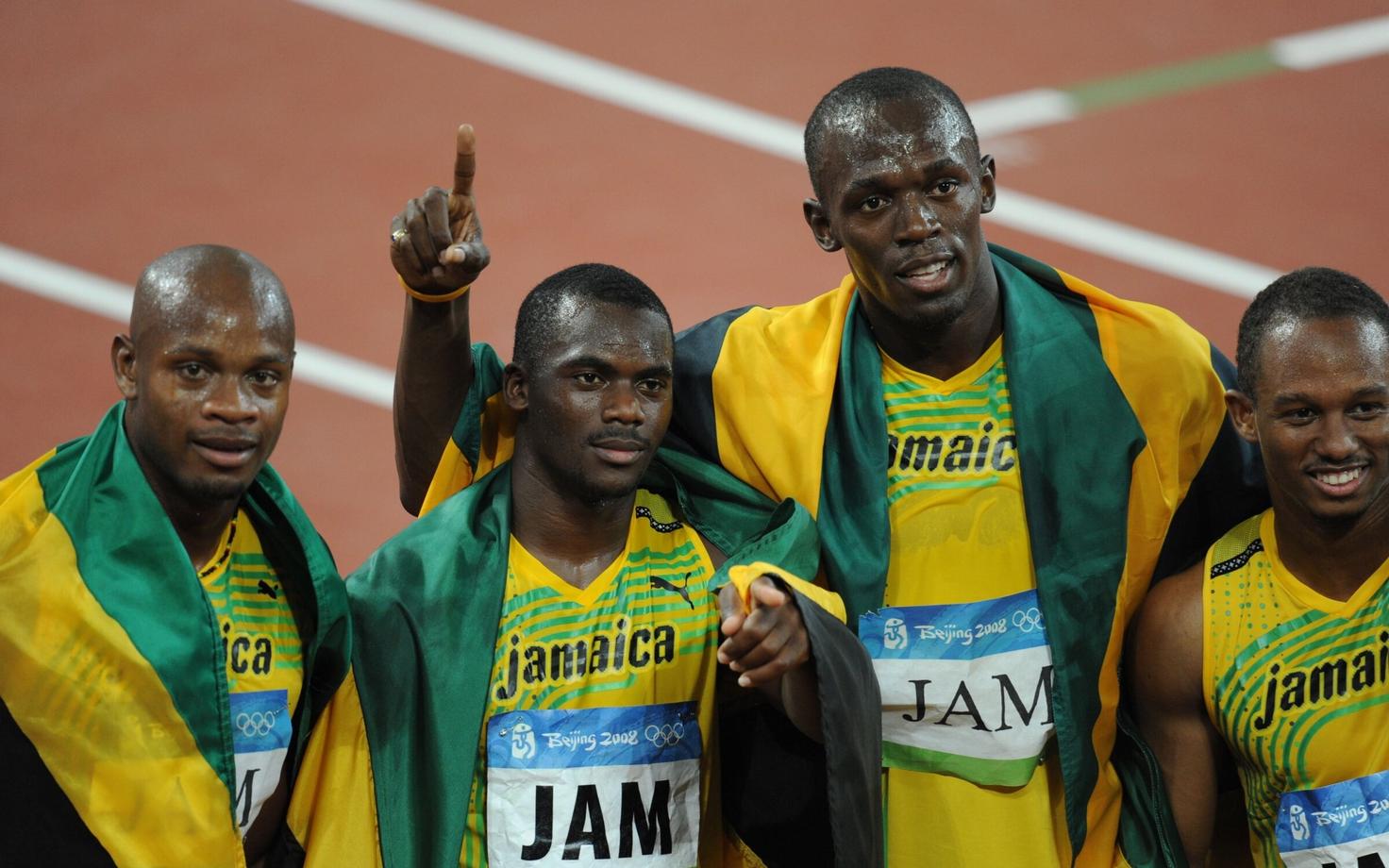 Asafa Powell (vasakult), Nesta Carter, Usain Bolt ja Michael Frater pärast Pekingi olümpial 4x100 m teatejooksu võitu.
