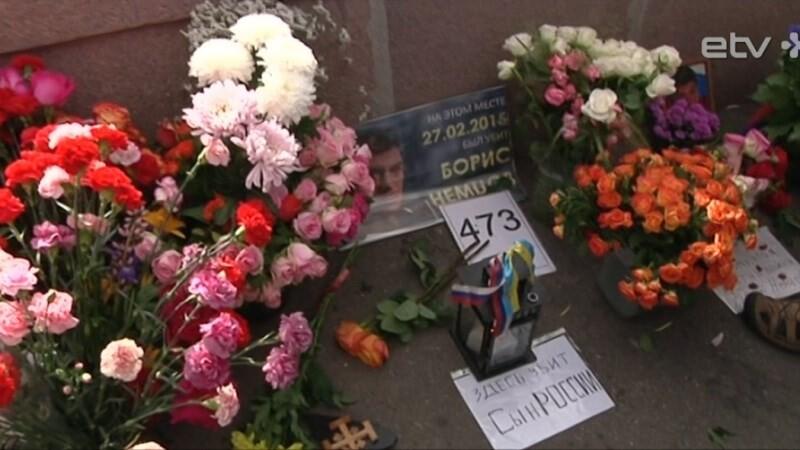 Возложение цветов к месту гибели Бориса Немцова