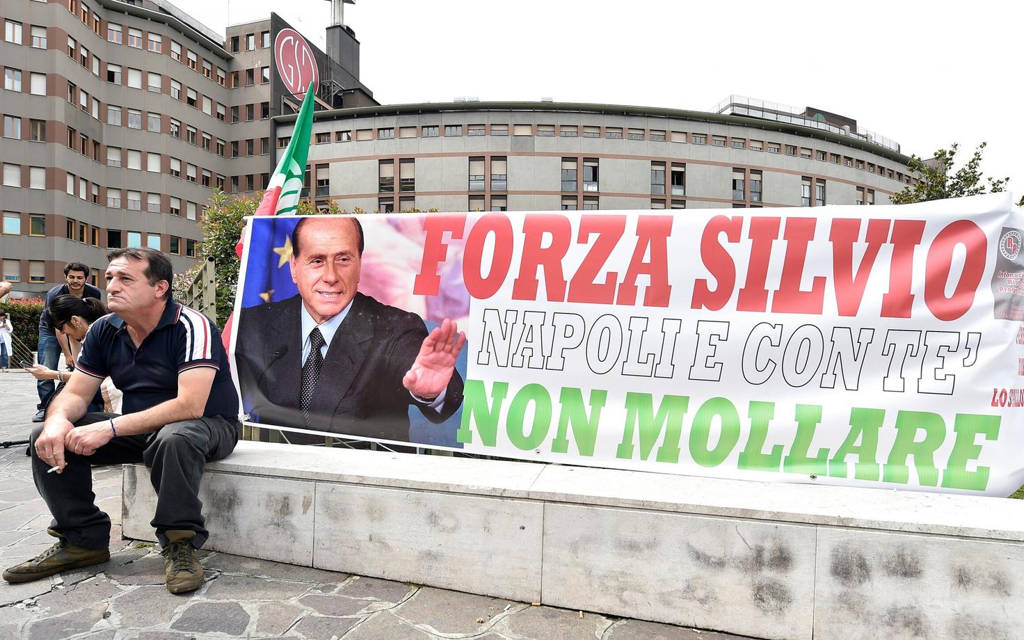 Endise peaministri toetaja Milanos San Raffaele haigla ees. Plakatil on lause: