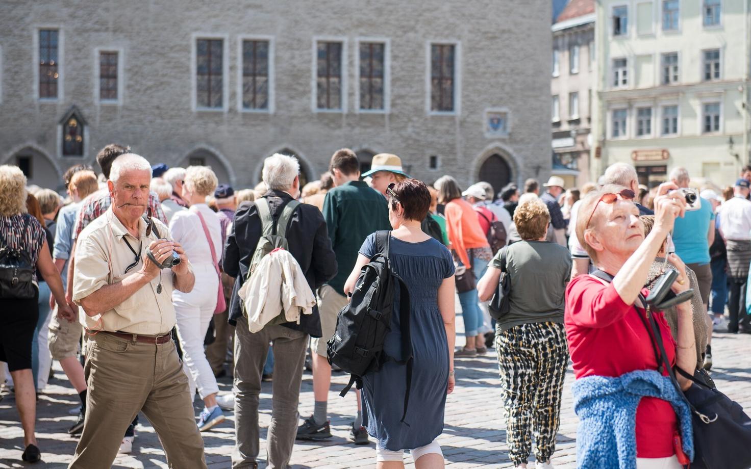 Turistid Tallinnas Raekoja platsil.