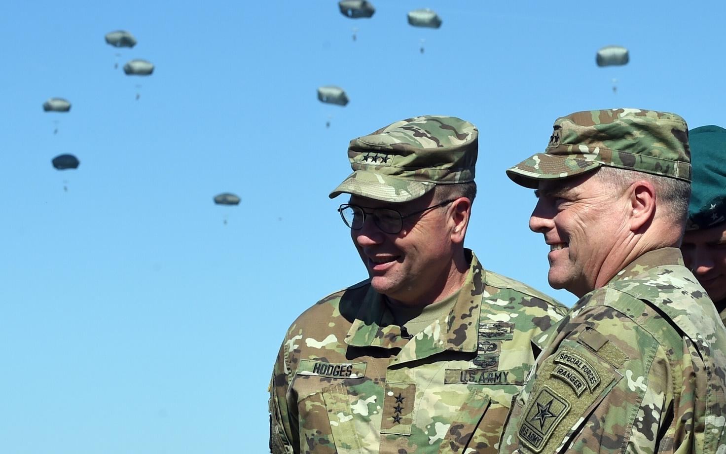 Kindralleitnant Ben Hodges (vasakul) ja kindral Mark Milley õppusel Anakonda-16.