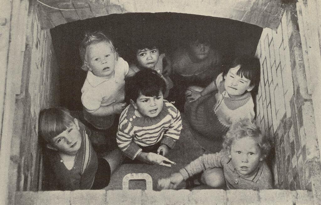 Londoni lapsed 1940. aasta paiku pommivarjendis.