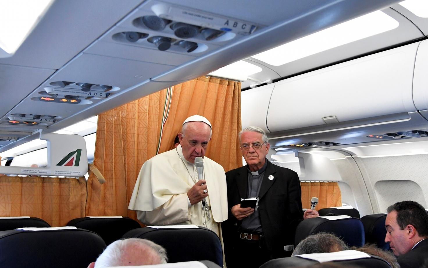 Paavst Franciscus lennukis ajakirjanike küsimustele vastamas.