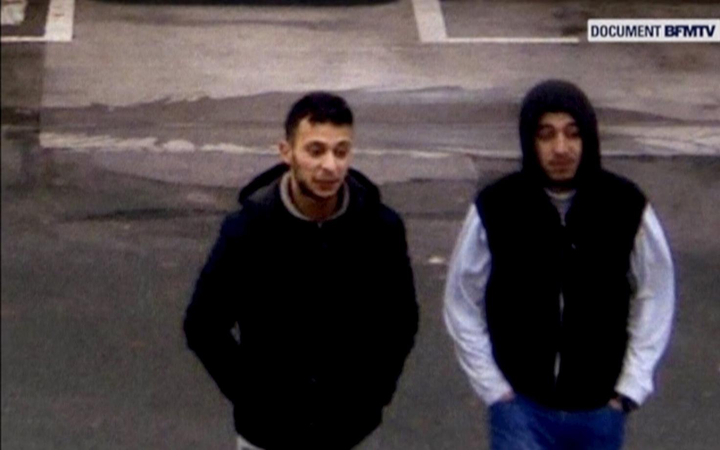 Salah Abdeslam (vasakul) ja Hamza Attou Pariisi ja Brüsseli vahelise maantee ääres olevas Trith-Saint-Legeri bensiinijaamas.