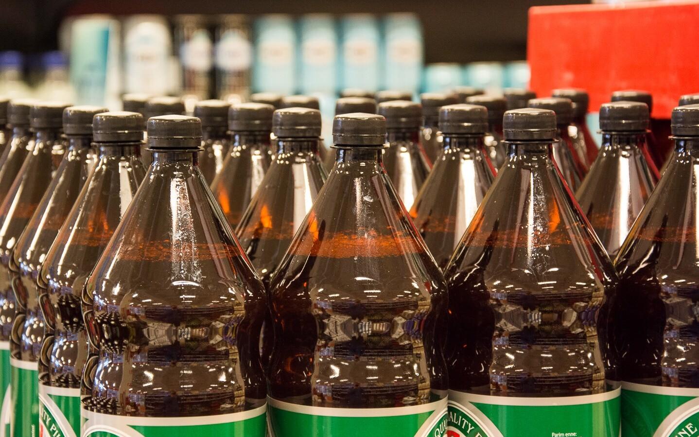 Suurtes plastpudelites õlu kaob Lätis müügilt.