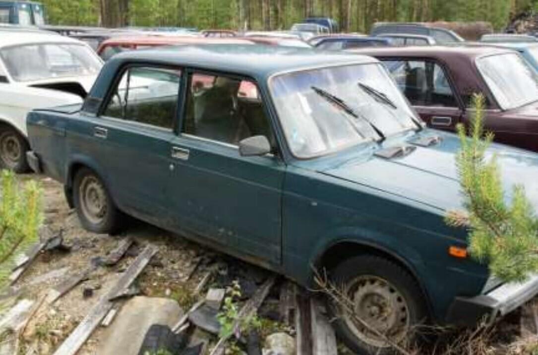 Varjupaigataotlejate poolt hüljatud autod.