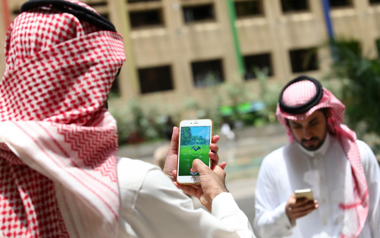 Saudi Araabia mehed Pokemon Go'd mängimas.