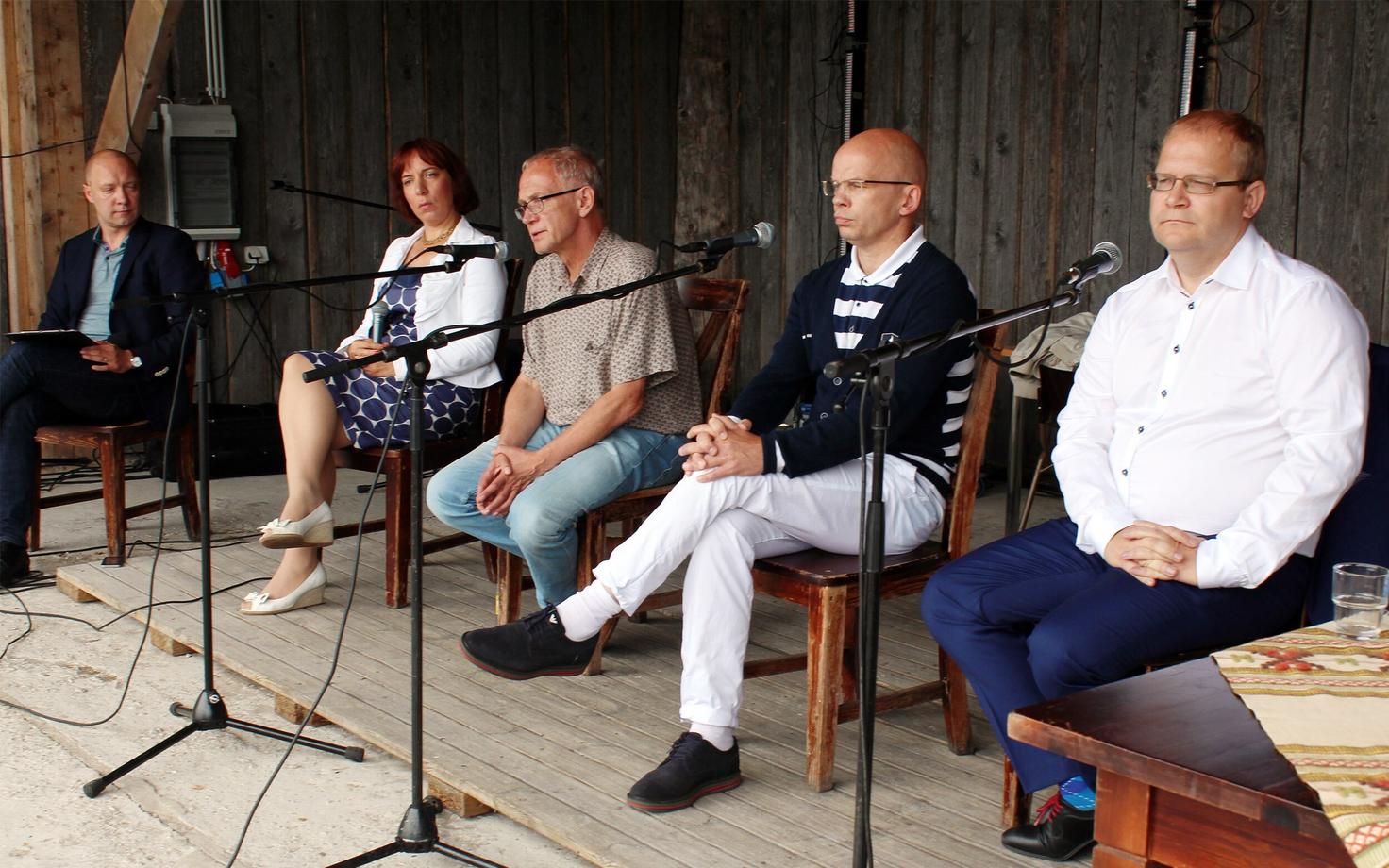 Presidendikandidaadid debateerimas SDE suvepäevadel.