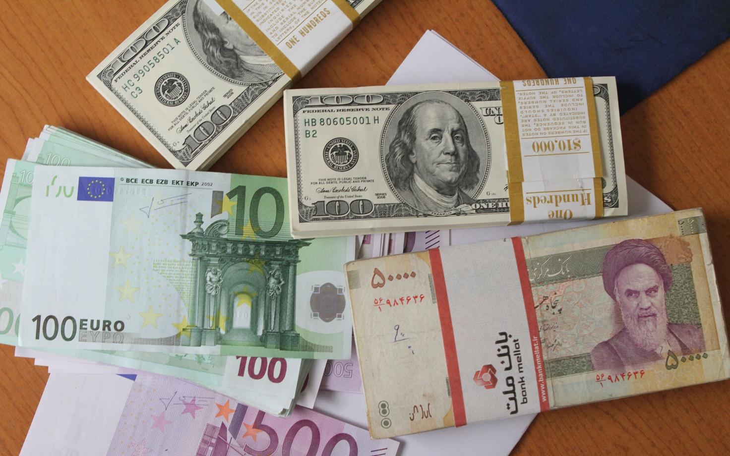 USA dollarid, eurod ja Iraani riaalid.