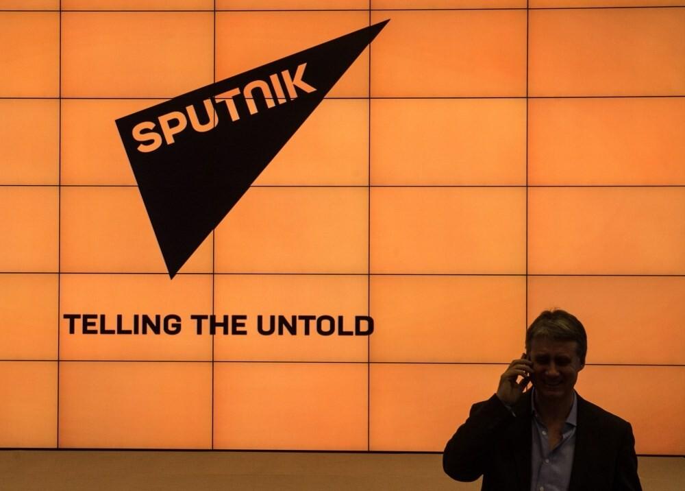 Логотип и слоган российского информагентства Sputnik.