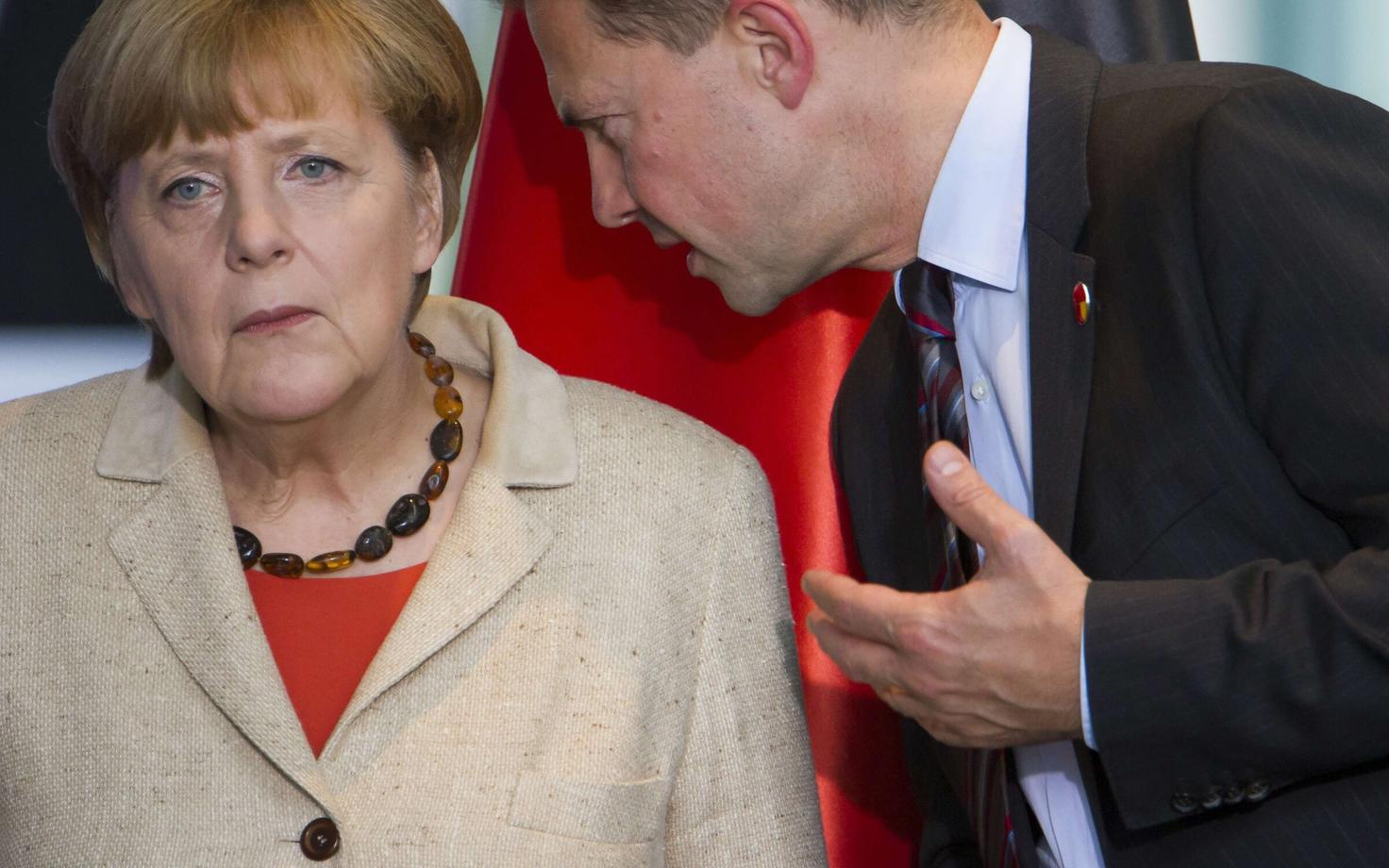 Liidukantsler Angela Merkel (vasakul) ja valitsuse pressiesindaja Steffen Seibert.