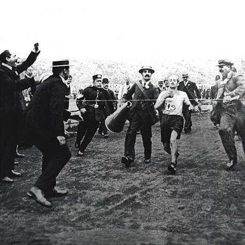 1908. aasta Londoni olümpiamängudel tühistati Dorando Pietri jooks talle viimastel meetritel osutatud abi kasutamise tõttu.