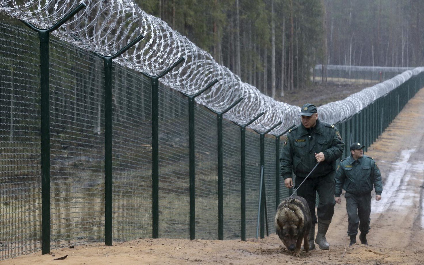 Латвийские пограничники на границе с Россией.