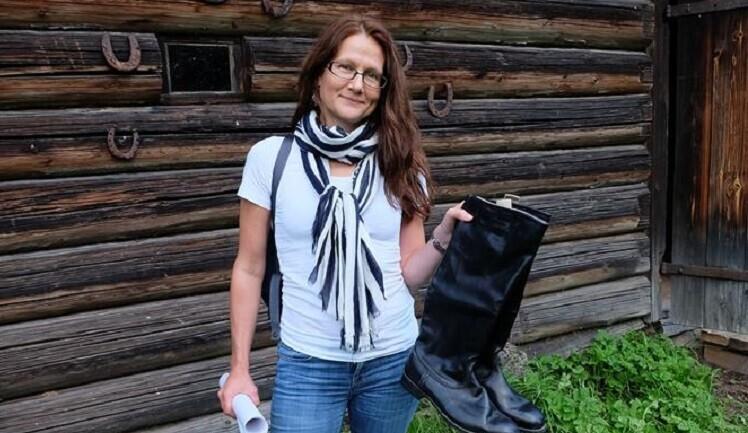 Kai Aareleid auhinnaks saadud Poola kuninga saabastega Rupsil Liivi muuseumis: „Just sellised kohad talletavad ja kannavad ajaloo argist ja inimlikku poolt, mis mind paelub, ka kirjutades.“