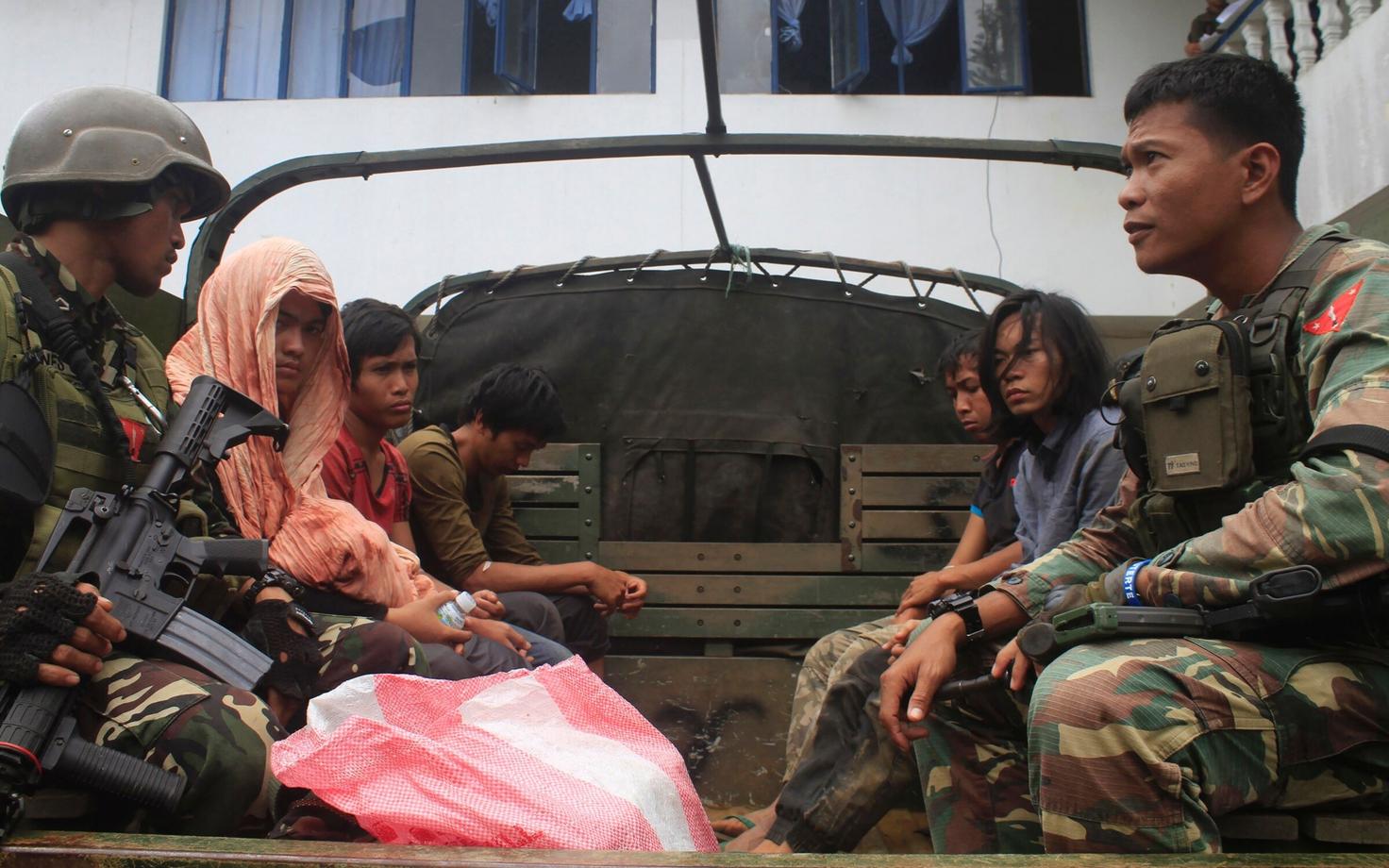 Maute võitlejad 23. augustil politsei valvel all. Selle rühmituse võitlejad on korraldanud Marawis ja Lanao del Suris mitmeid pommiplahvatusi ja inimrööve.