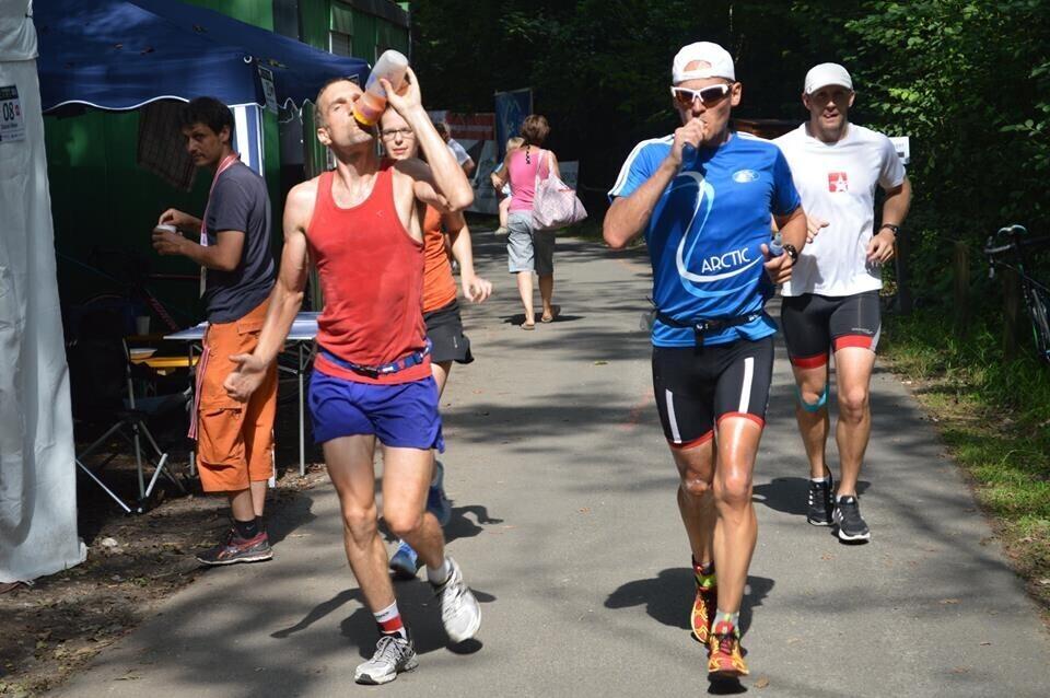 Rait Ratasepp (sinise särgiga) ja tema konkurent Richard Widmer kümnekordse triatloni viiendal päeval maratoni jooksmas.