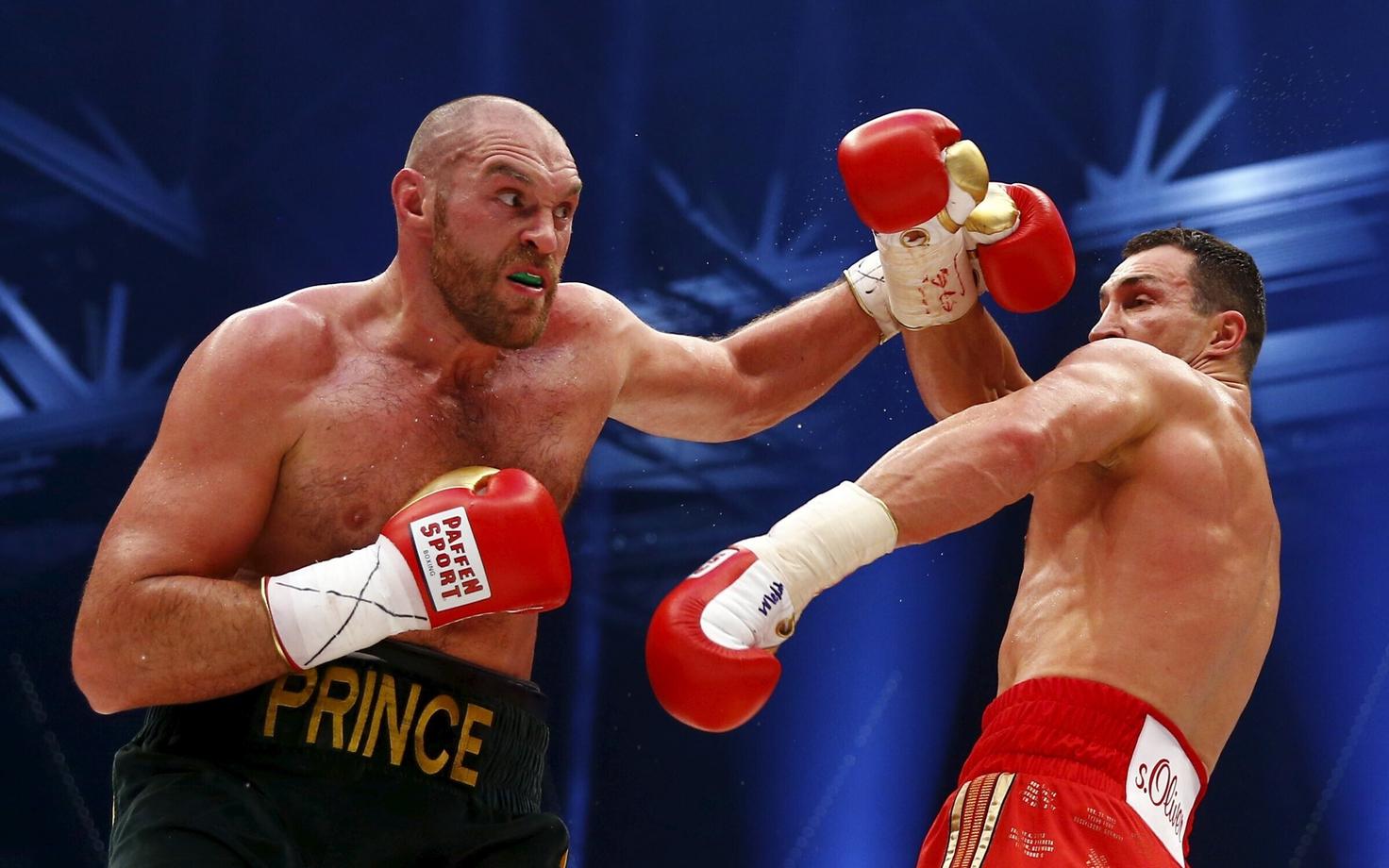 Tyson Fury (vasakul) ja Vladimir Klitško võitlesid tiitli pärast Düsseldorfis 2015. aasta novembris.