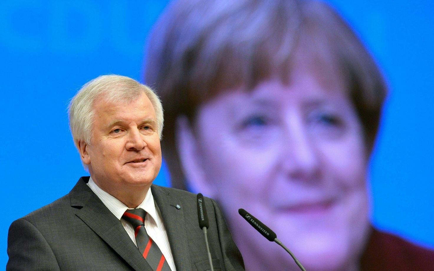 Horst Seehofer Angela Merkeli pildi taustal.