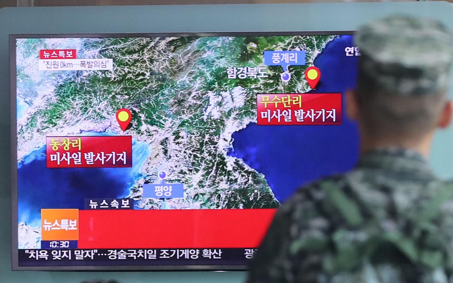 Lõuna-Korea sõjaväelane vaatab telerist uudist Põhja-Korea tuumakatsetuse kohta.