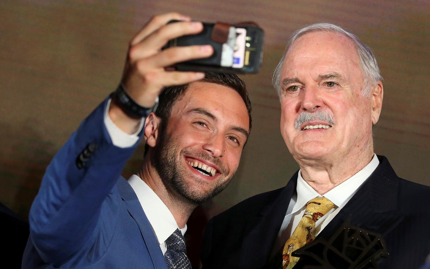 Eurovisiooni võitja ja tänavuse ülekande saatejuht Måns Zelmerlöw koos John Cleese'iga auhinnagalal