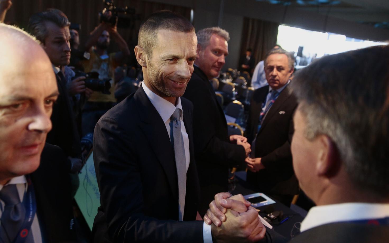 Aleksander Ceferin õnnitlusi vastu võtmas.