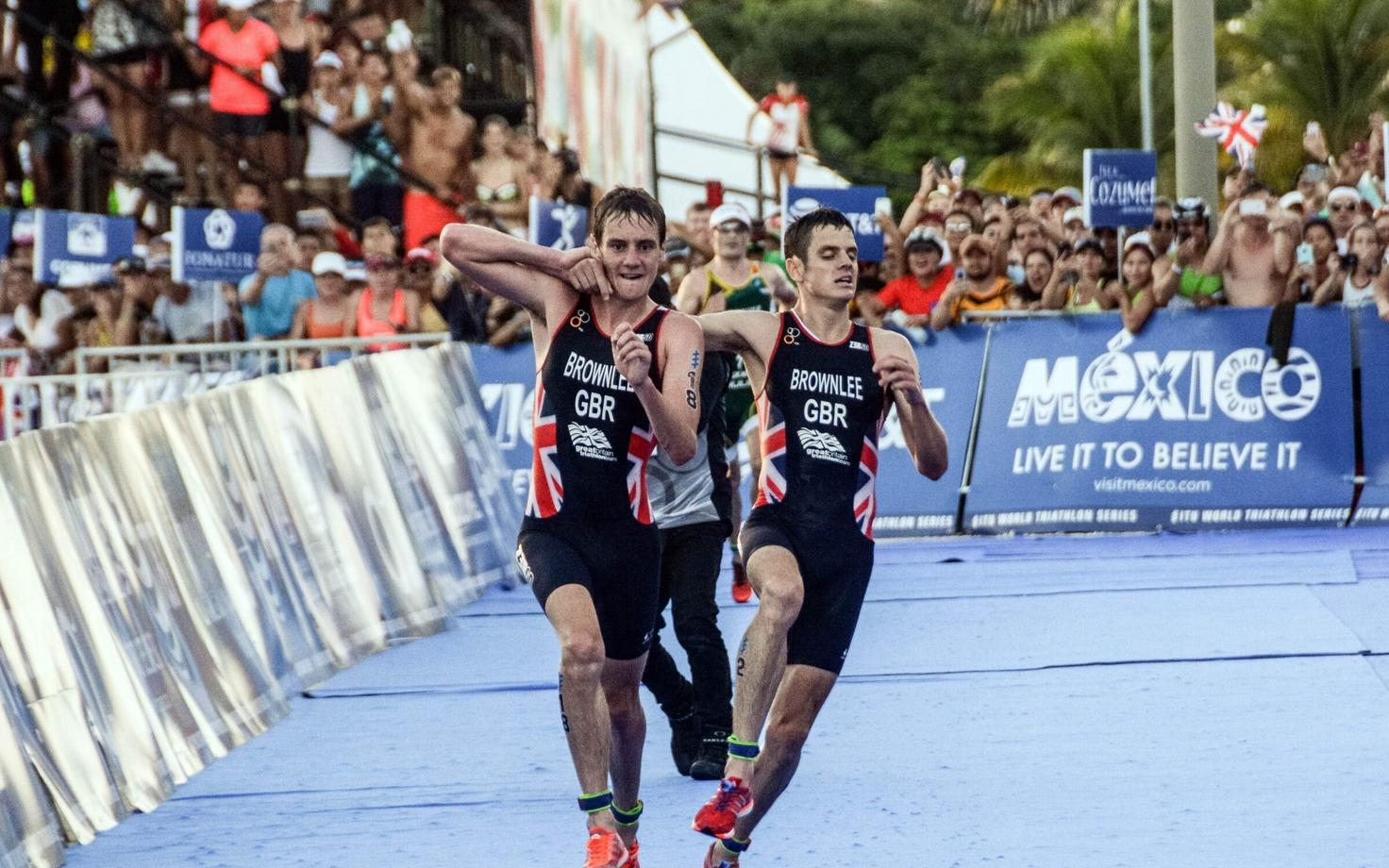 Alistair Brownlee (vasakul) kandis enda noorema venna Jonny finišisse.