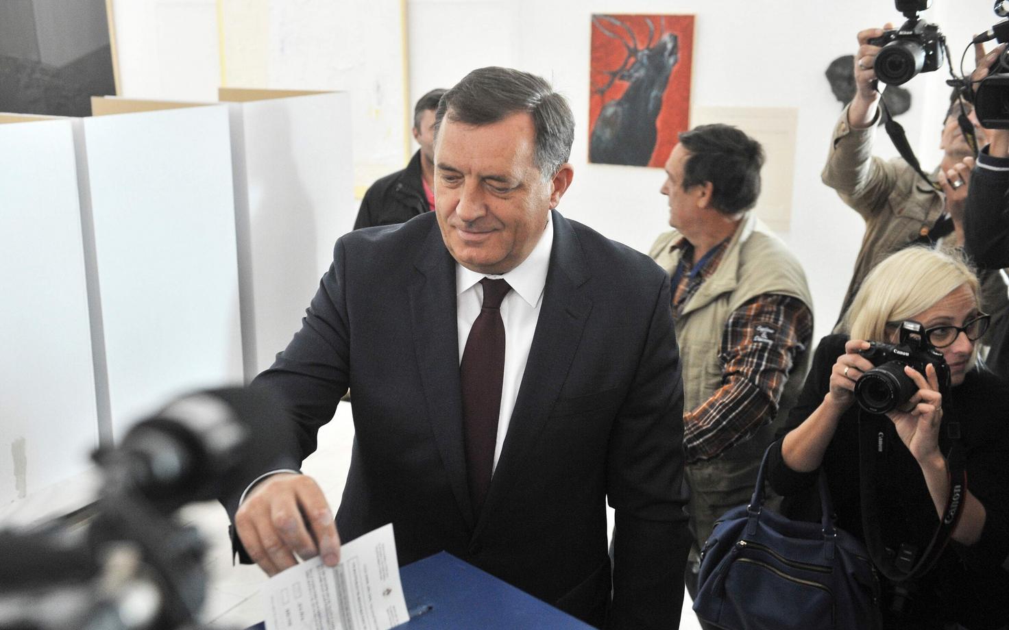 Milorad Dodik hääletuskasti juures.