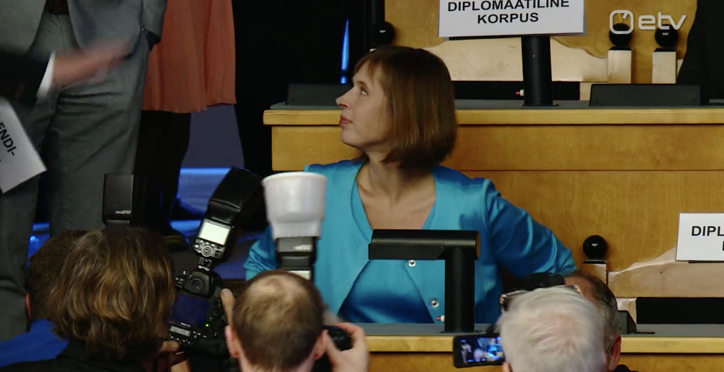 Kersti Kaljulaid riigikogus hääletust ootamas.