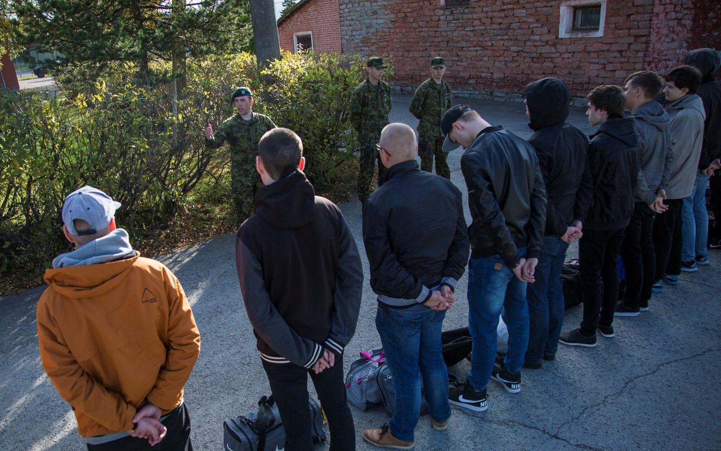 В октябре на военную службу были призваны более тысячи призывников