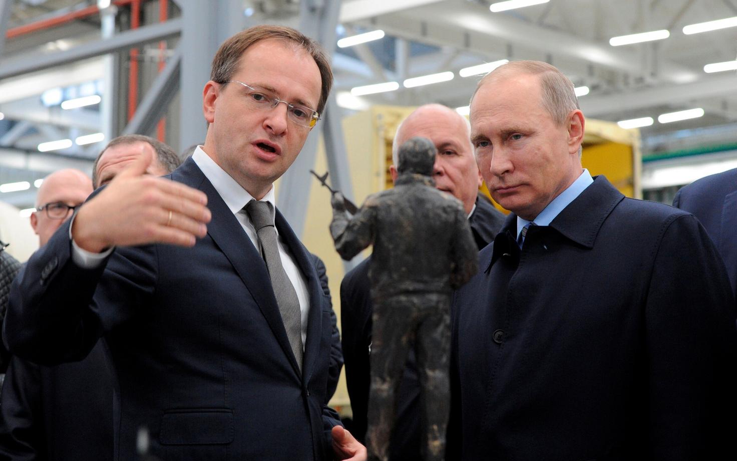 Vladimir Medinski (vasakul) koos Venemaa presidendi Vladimir Putiniga Mihhail Kalašnikovi monumendi avamisel.