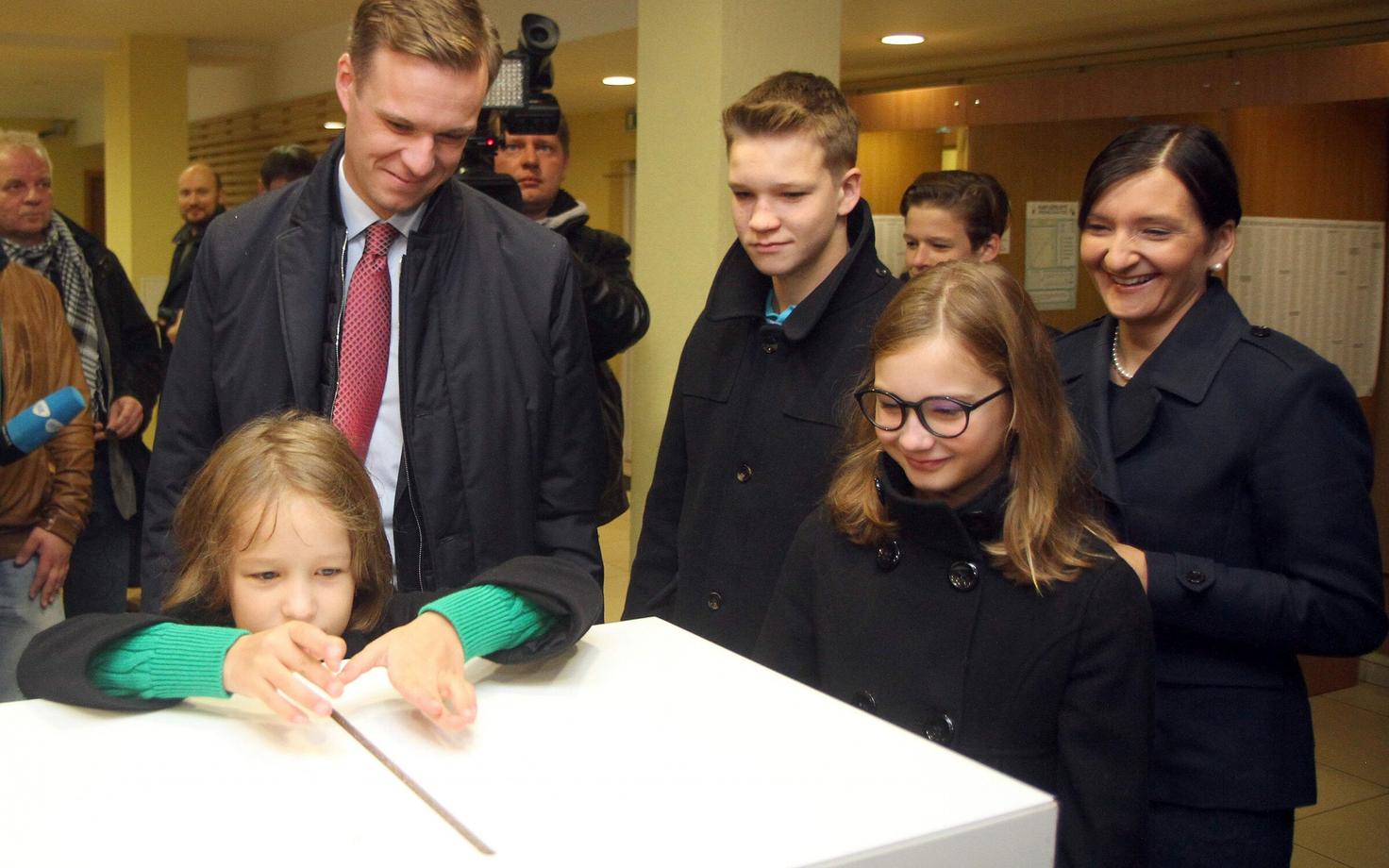 Leedu konservatiivide erakonna juht Gabrielius Landsbergis perega valimas.