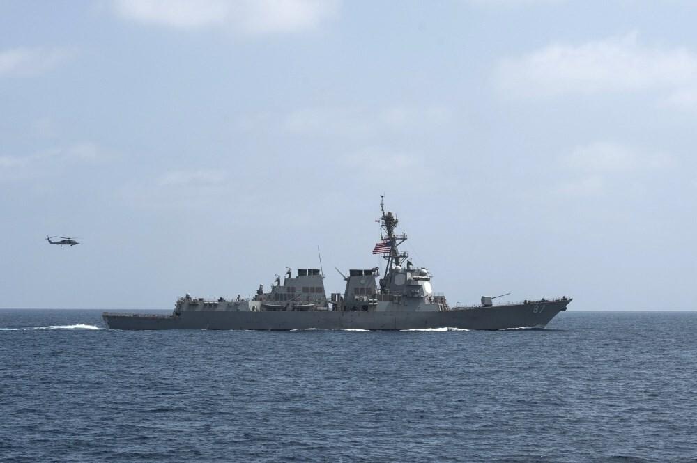 США обвиняют хуситов в пуске ракет в направлении своих военных кораблей в Красном море.