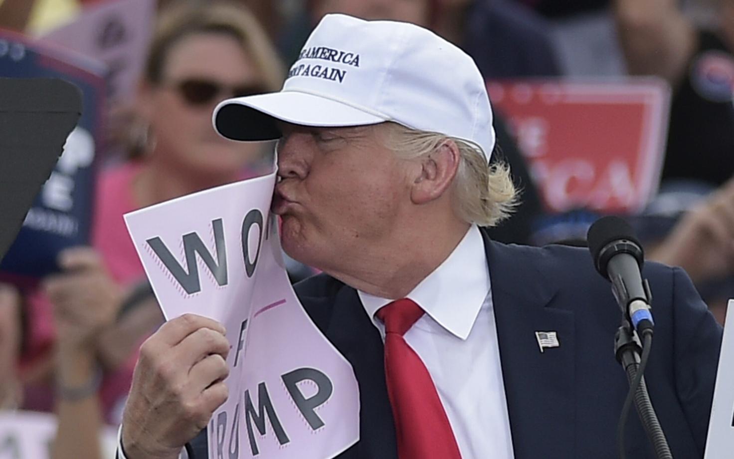 Trump suudlemas valimisplakatit
