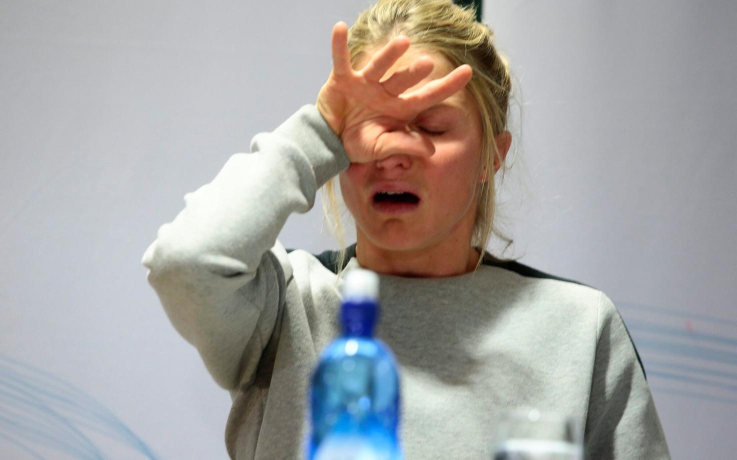 Therese Johaug puhkes pressikonverentsil pisaraisse.
