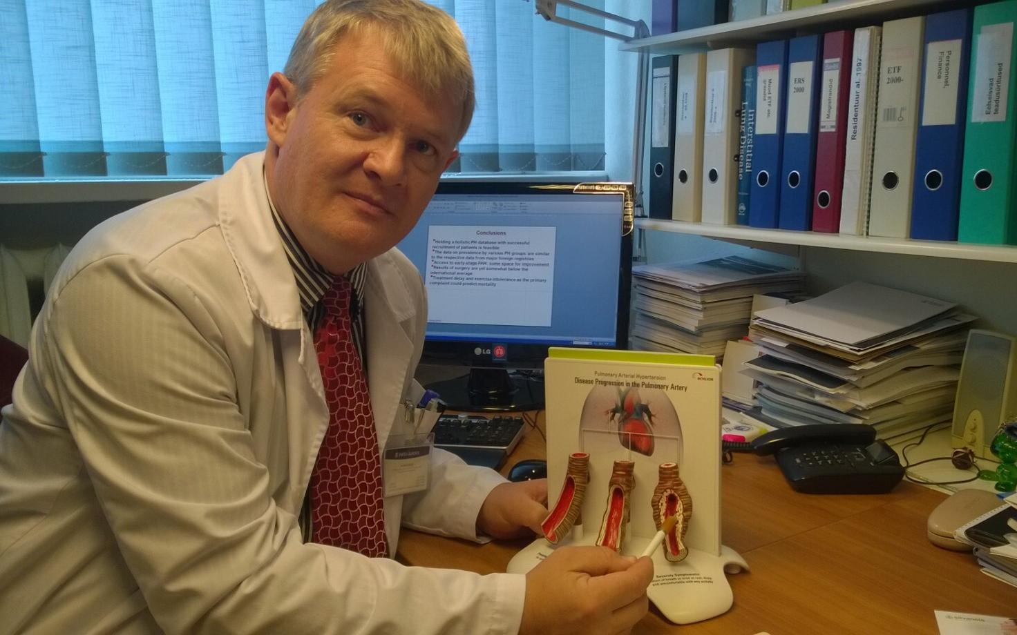 Pulmonoloog Alan Altraja sõnul on haruldane kopsuhaigus pulmonaalne arteriaalne hüpertensioon (PAH) tingitud nii geneetilisest eelsoodumusest, raku signaalradade süsteemi häiretest kui keskkonnateguritest.
