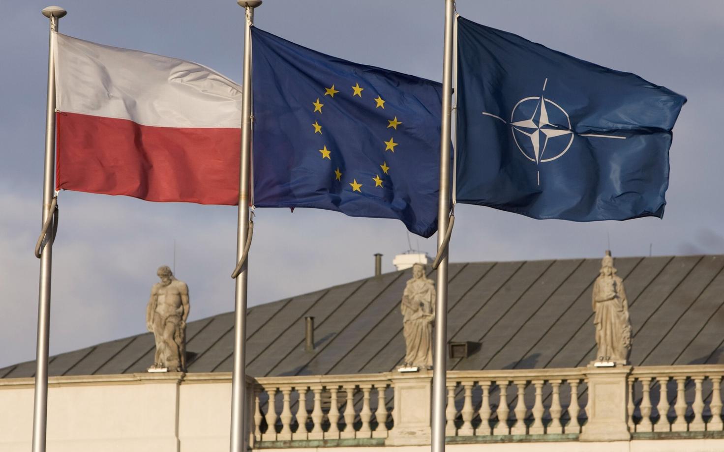 Euroopa Liidu ja NATO lipud.