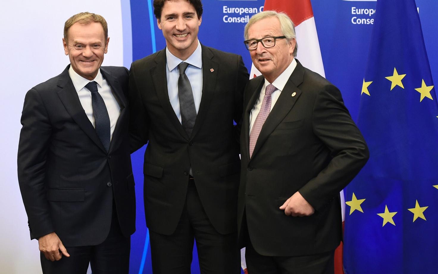 Ülemkogu alaline eesistuja Donald Tusk, Kanada peaminister Justin Trudeau ja Euroopa Komisjoni president Jean-Claude Juncker 30. oktoobril Brüsselis.