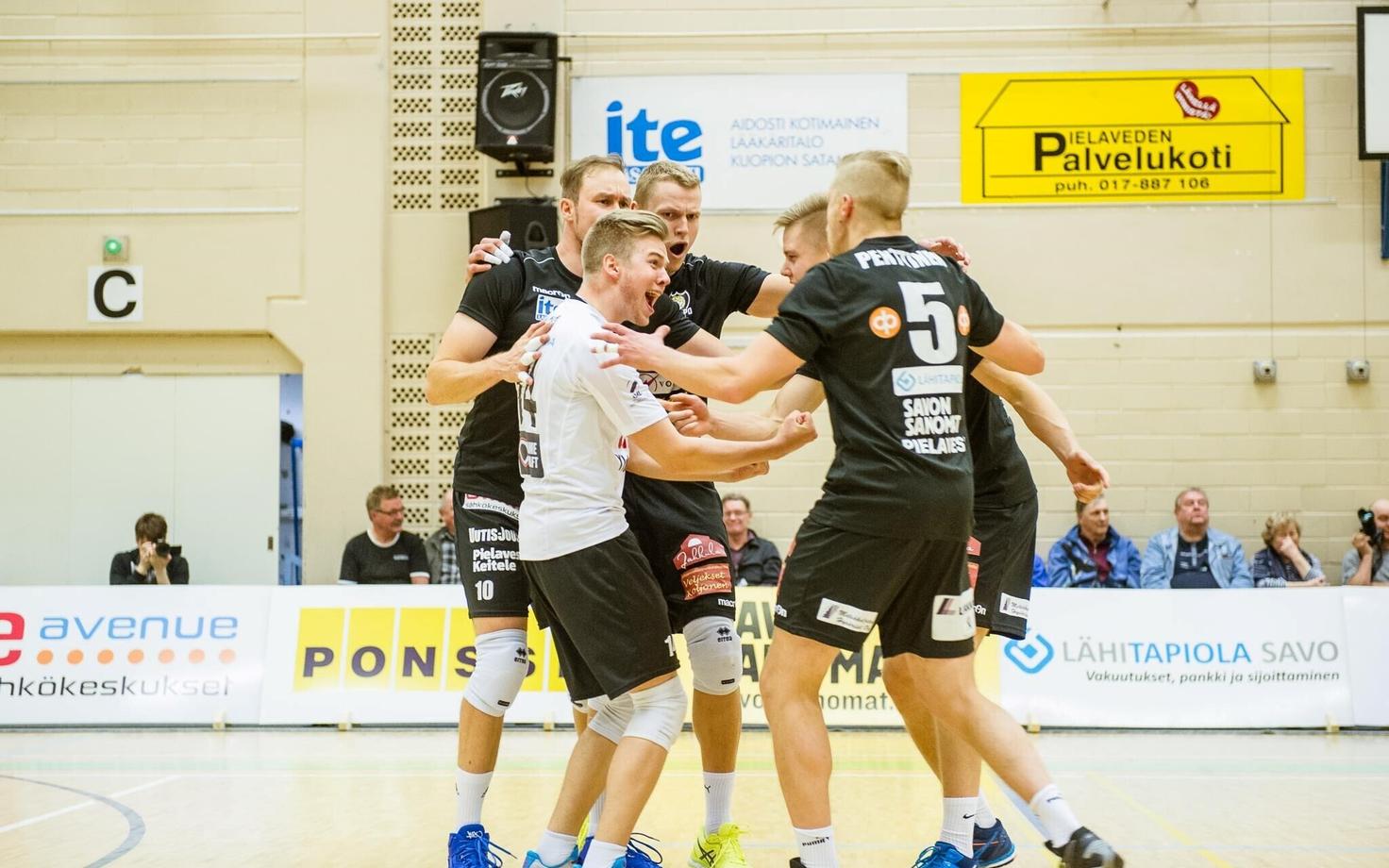 Andrus Raadik (keskel) ja Pielavesi Sampo