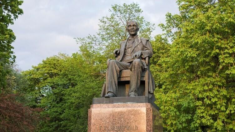 Памятник писателю Фридриху Крейцвальду.