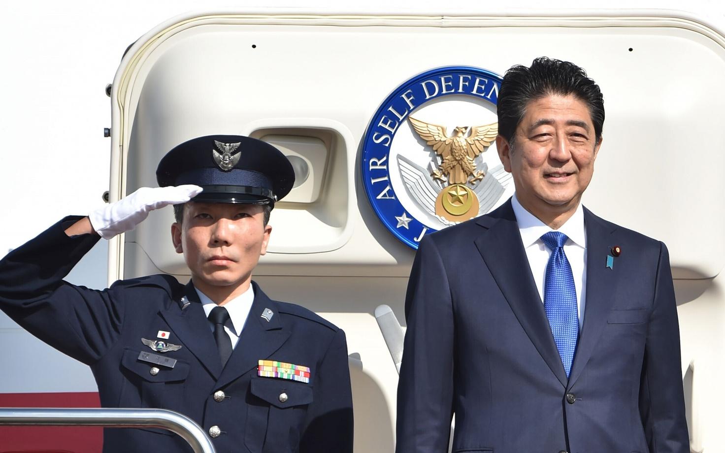 Jaapani peaminister Shinzo Abe (paremal) Tokyo lennujaamas.