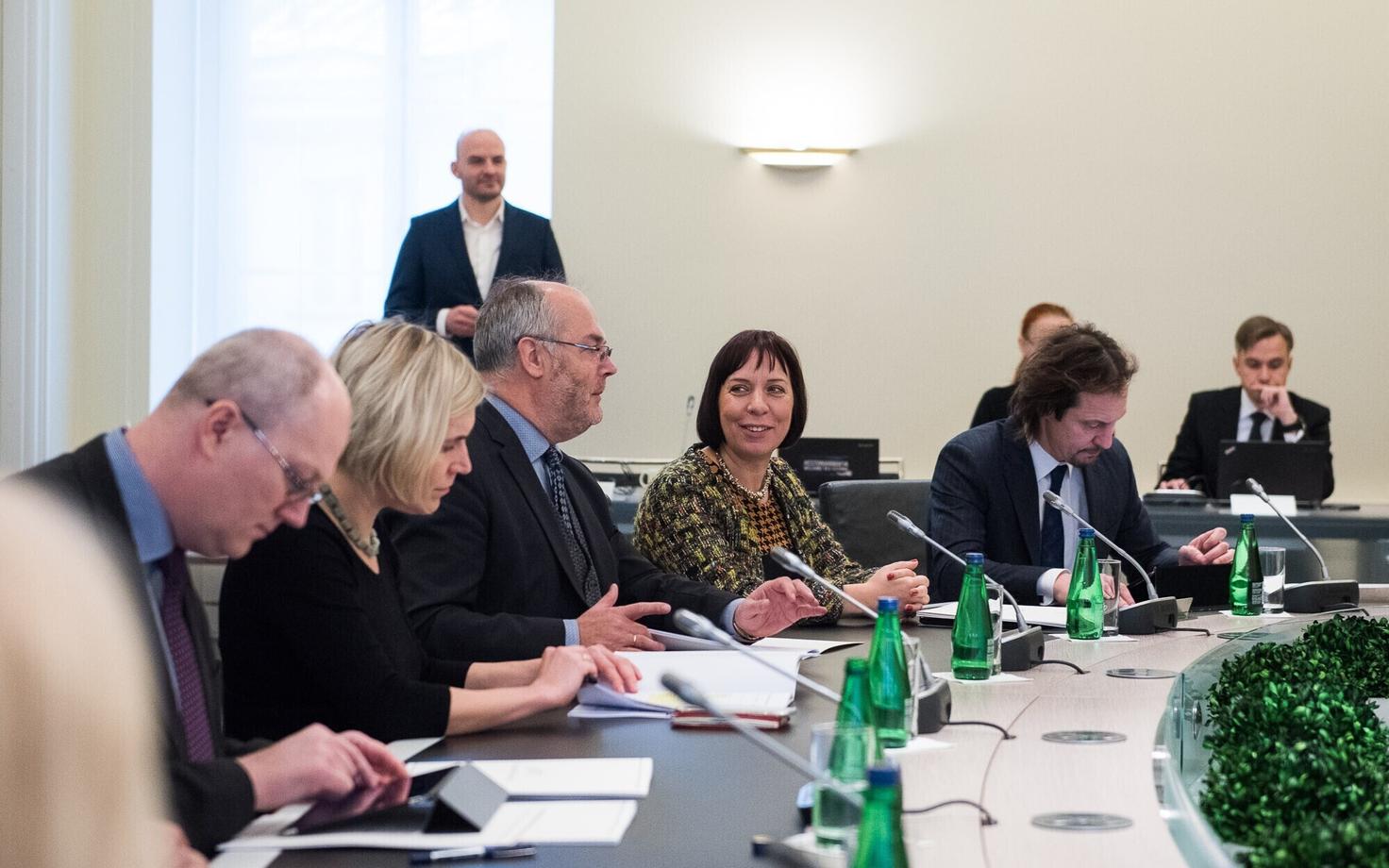 Mailis Reps (keskel) Jüri Ratase valitsuse esimesel istungil.