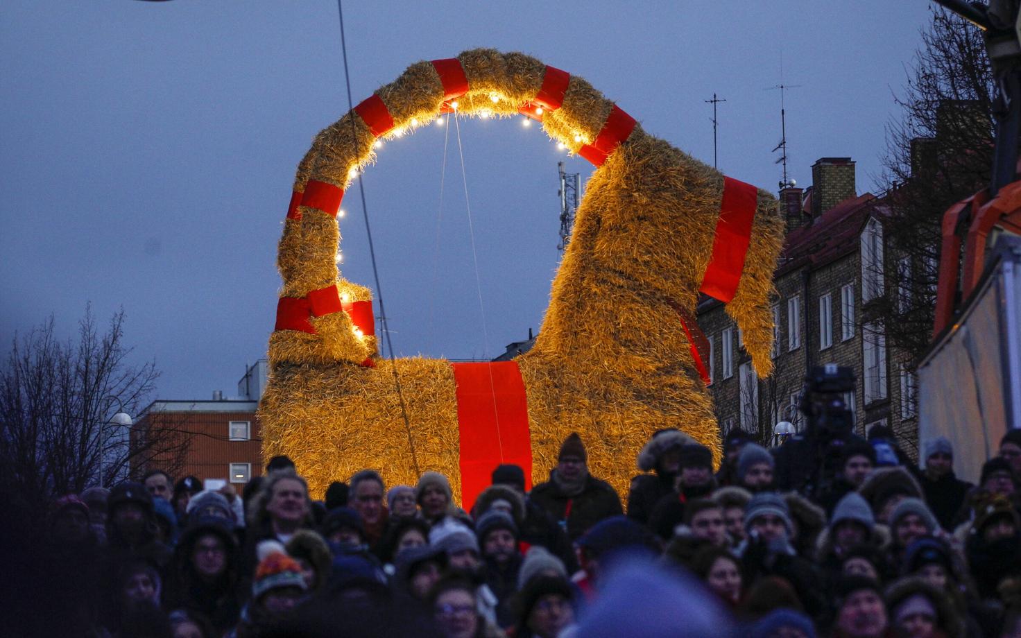 Gävle kuulus õlgedest jõulusokk jõudis püsti olla vaid mõned tunnid.