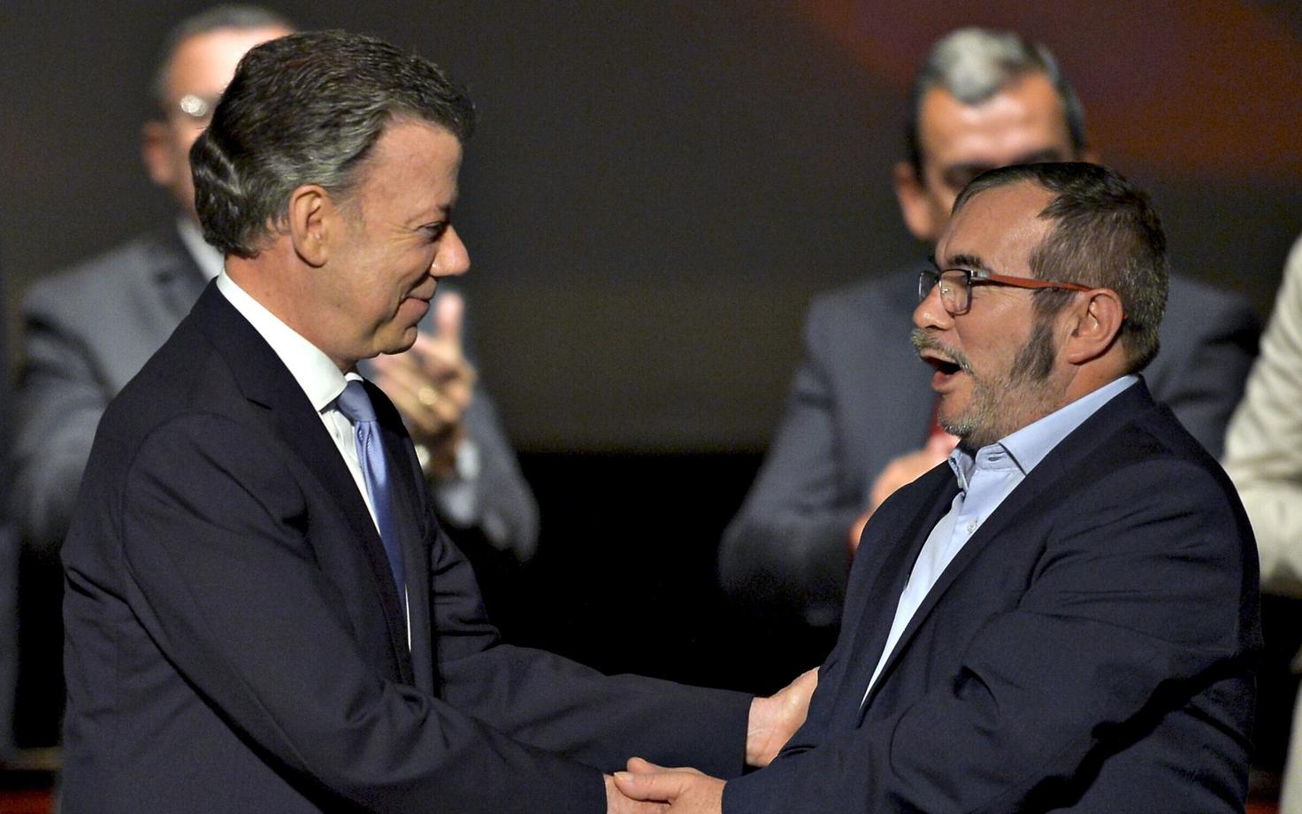 Colombia president Juan Manuel Santos (vasakul) ja FARCi juht Timoleon Jimenez pärast uuendatud rahuleppe allkirjastamist Bogotas. 2016. aasta novembris.