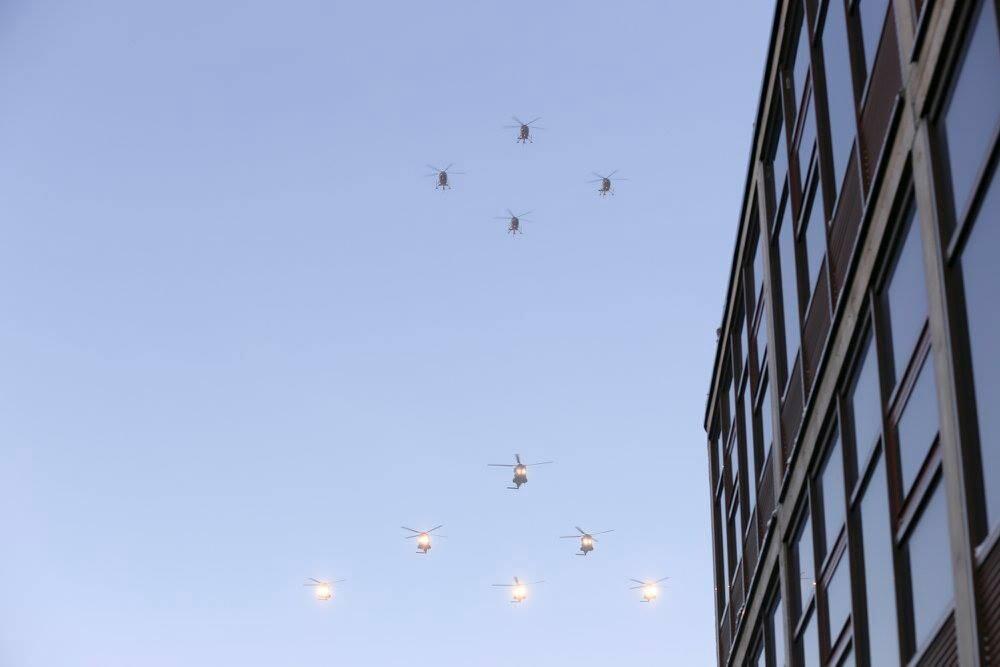 Helikopterid Soome iseseisvuspäeva paraadil.