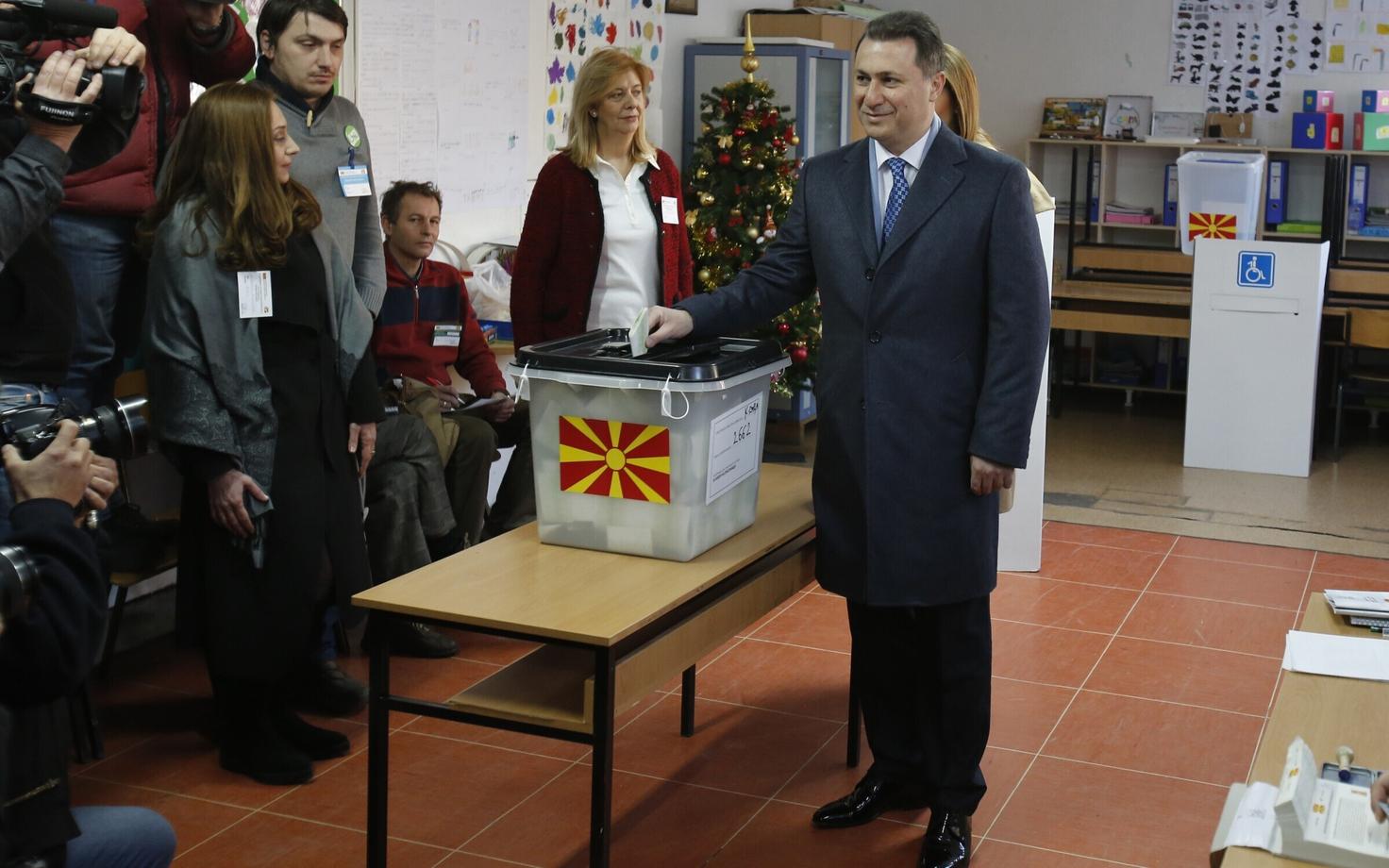 Makedoonia endine peaminister Nikola Gruevski pühapäeval hääletamas.