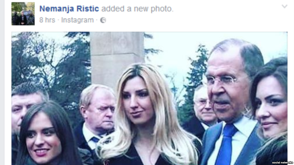 Nemanja Ristic (vasakul brüneti naisterahva taga) ja Venemaa välisminister Sergei Lavrov 12. detsembril Belgradis.